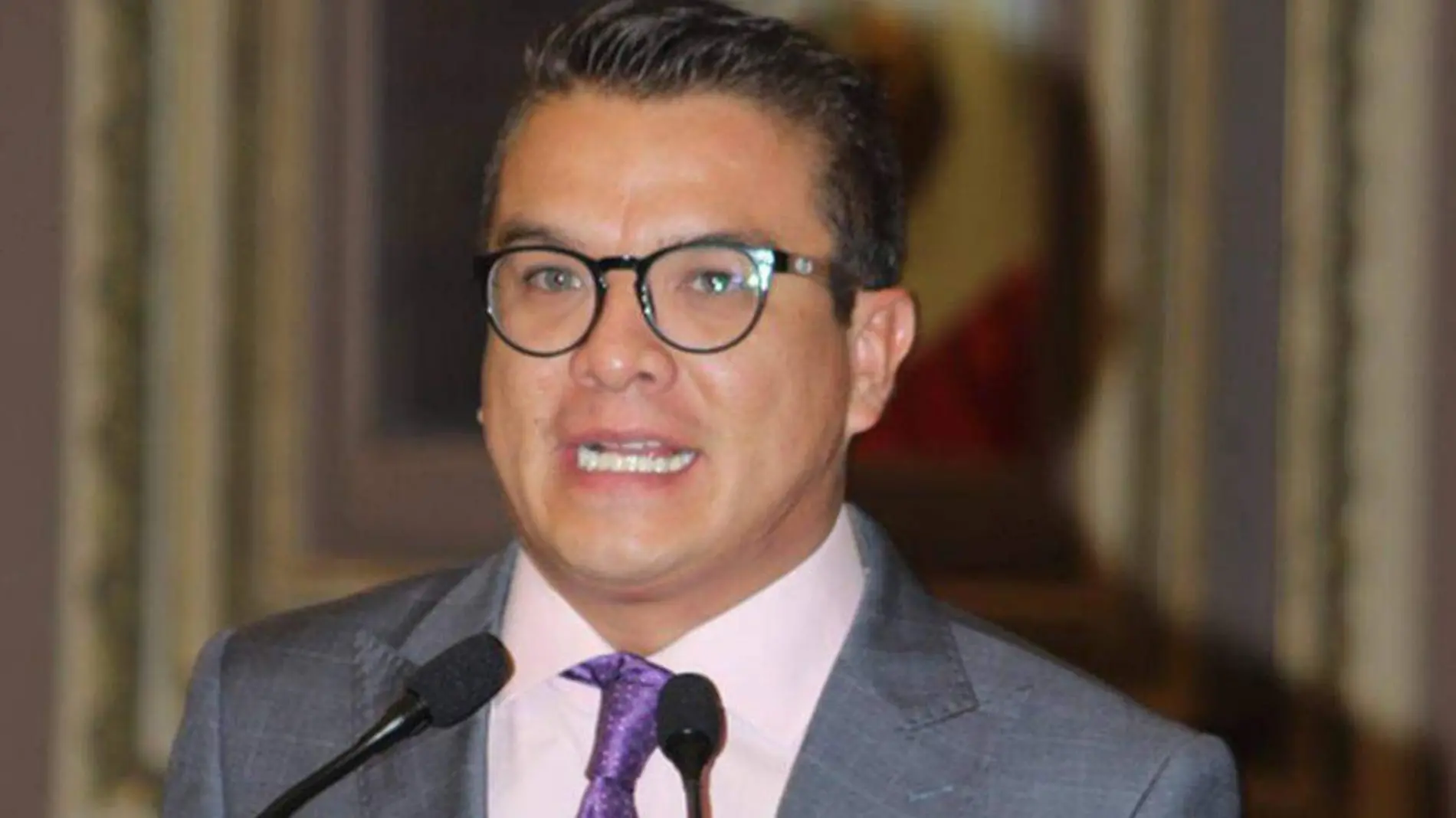 El dirigente nacional de Fuerza por México, Gerardo Islas Maldonado acusó al senador de Morena, Alejandro Armenta Mier, de querer adueñarse de su partido